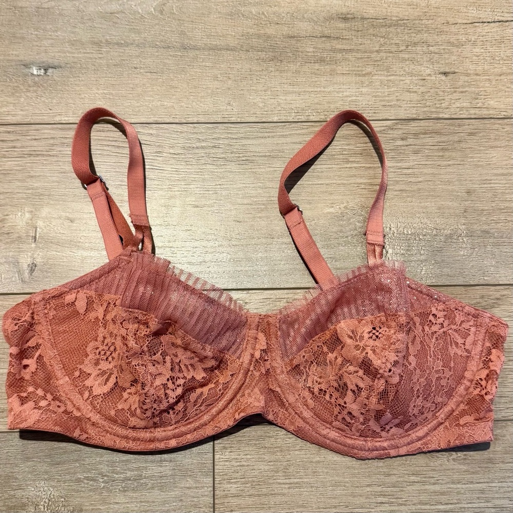 Victoria's Secret Lace Underwire Bra - sz. 34D